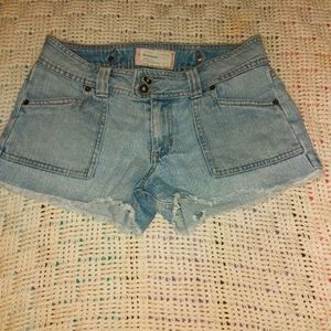 Light washed frayed hem denim shorts. SIZE 28